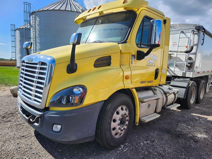 2016-freightliner-semi,-tag-#647-image-1