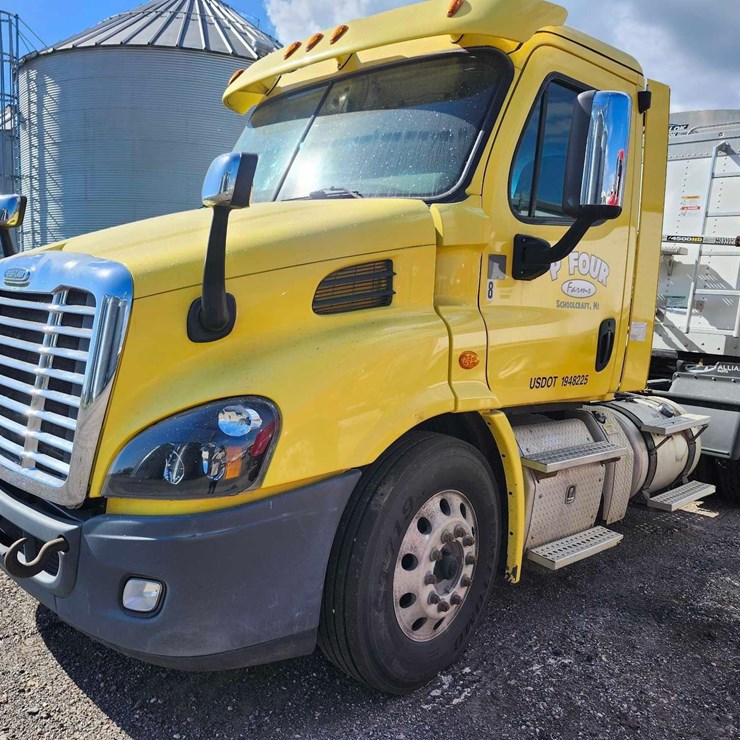 2016 Freightliner Semi, Tag #647