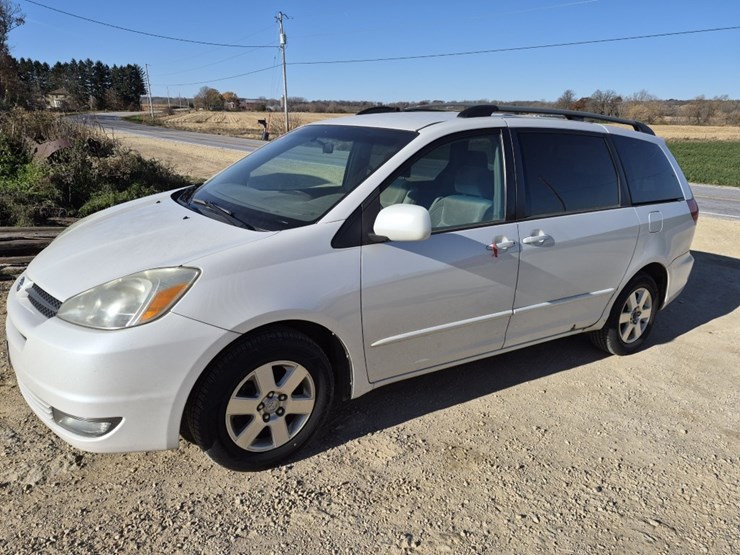2004-toyota-sienna-image-1