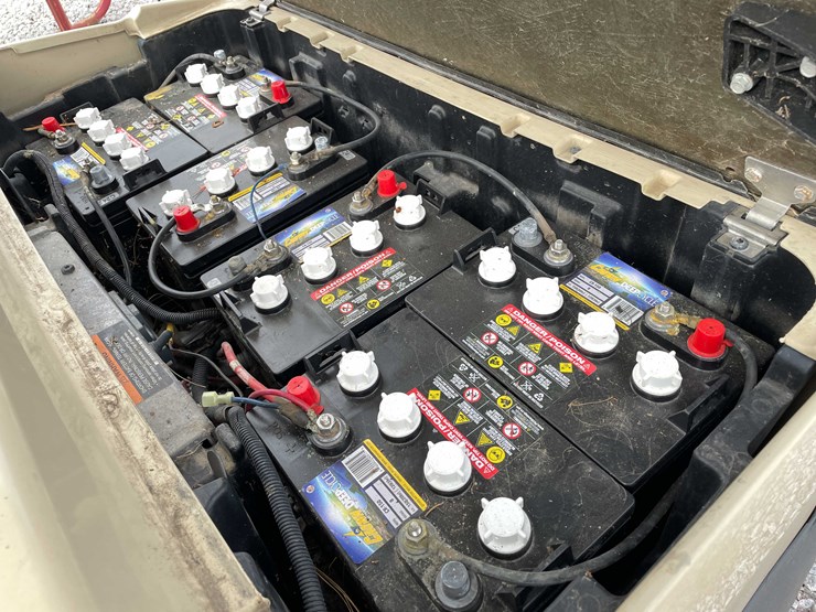 #3020-•-club-car-electric-golf-cart-image-12