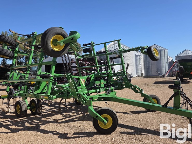 2022-john-deere-2430-image-3