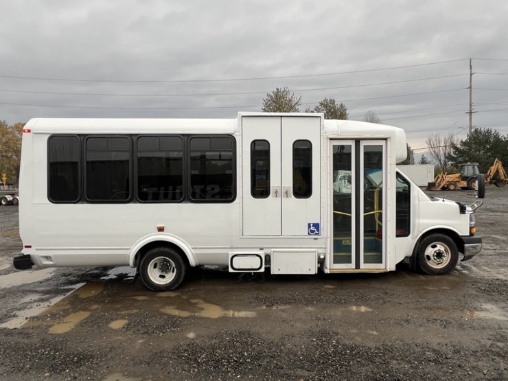 2015-chevrolet-express-paratransit-bus-image-3