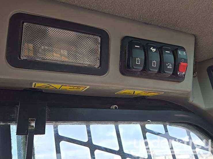 2022-caterpillar-299d3-image-54