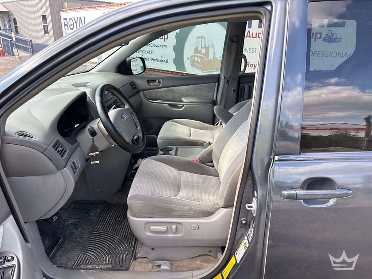 2008-toyota-sienna-image-12