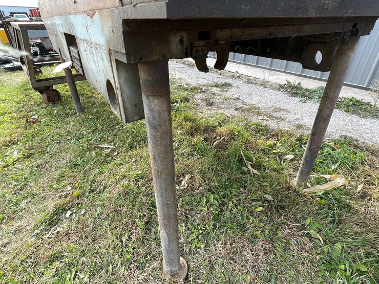 #3148-•-heavy-duty-shop-table-image-4