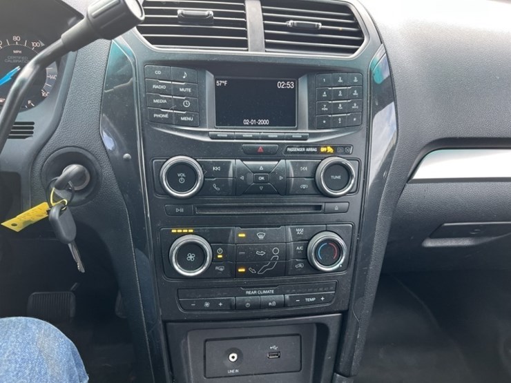 2017-ford-explorer-image-27