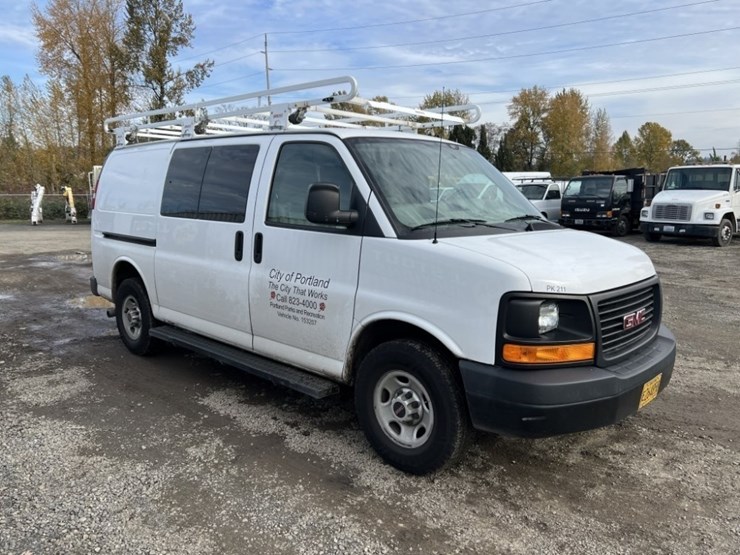 2015-gmc-savana-cargo-van-image-2