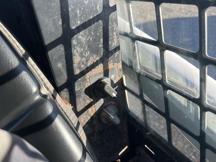 2015-bobcat-s70-image-31