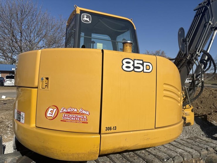 2013-deere-85d-image-12