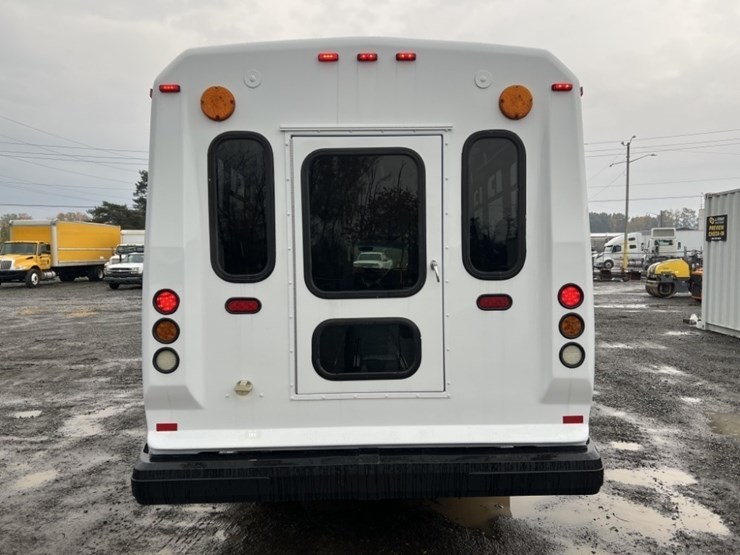 2015-chevrolet-express-paratransit-bus-image-5