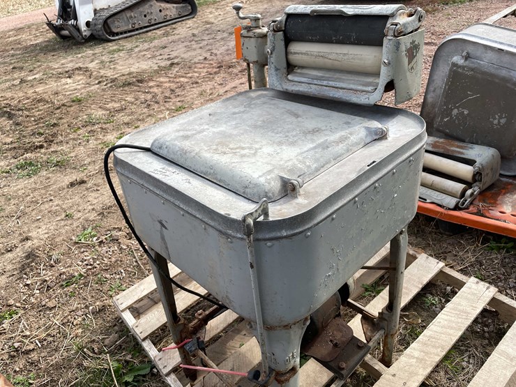 #3138-•-vintage-maytag-washing-machine-image-1