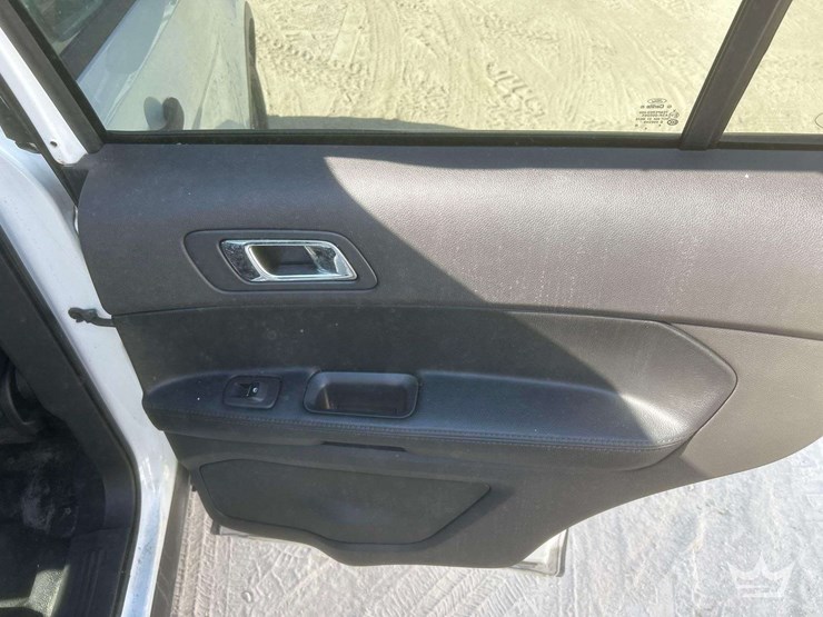 2015-ford-explorer-image-21