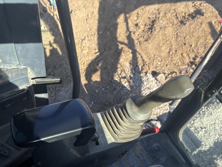 2013-deere-85d-image-54