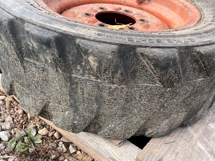#3124-•-bobcat-skidsteer-wheel-and-tire-image-2