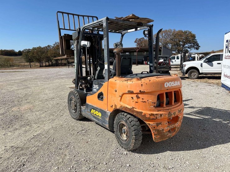doosan-d35s-5-6,900lb-diesel-forklift-image-2