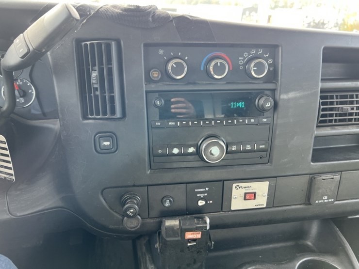 2015-gmc-savana-cargo-van-image-25