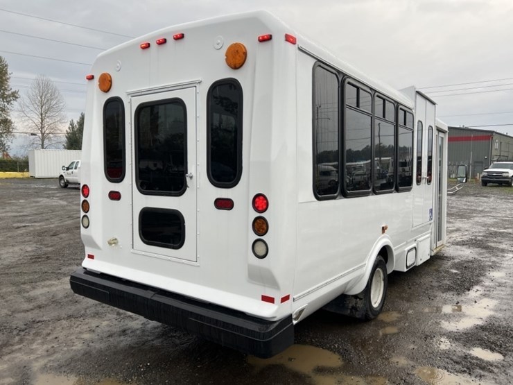 2015-chevrolet-express-paratransit-bus-image-4