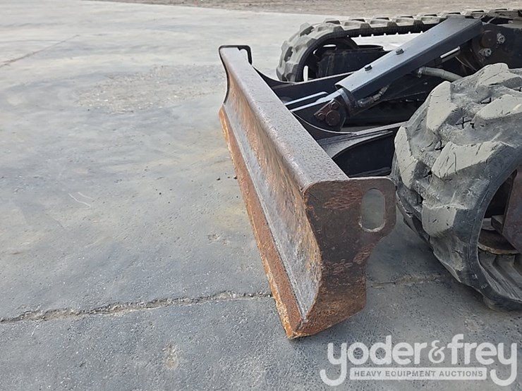 2019-deere-26g-image-27