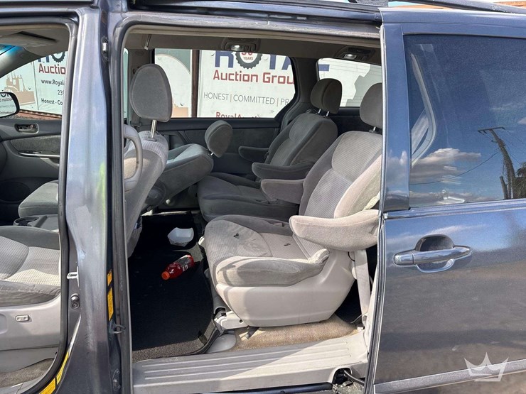 2008-toyota-sienna-image-18