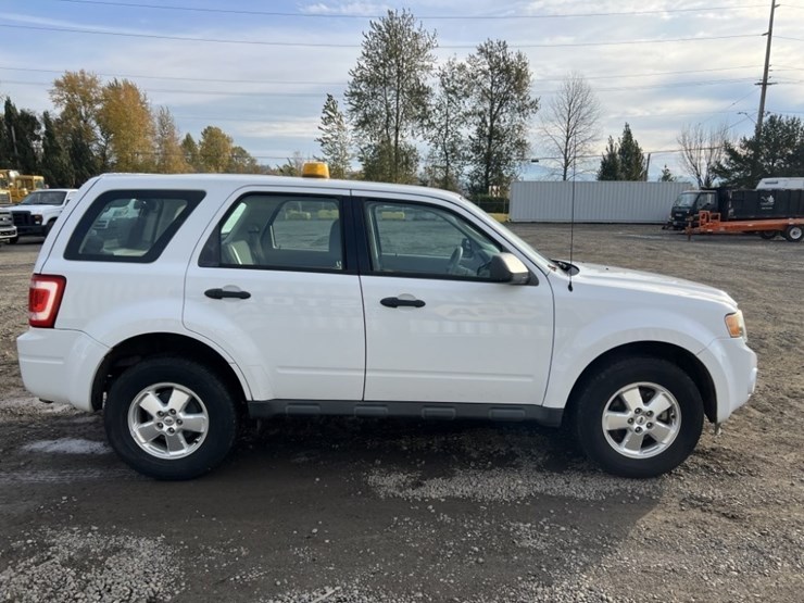 2011-ford-escape-image-3