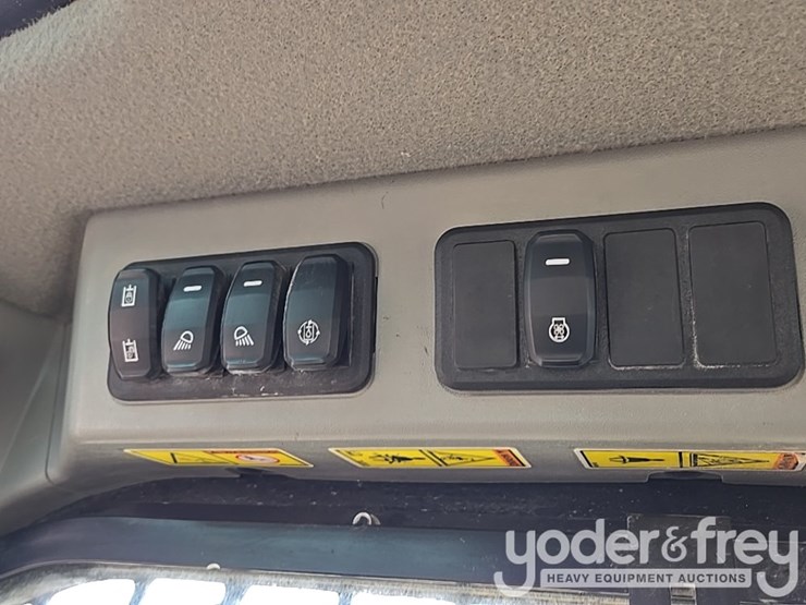 2022-caterpillar-299d3-image-55