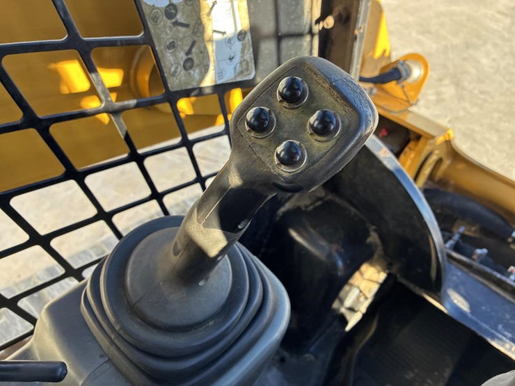 2018-caterpillar-259d-image-57