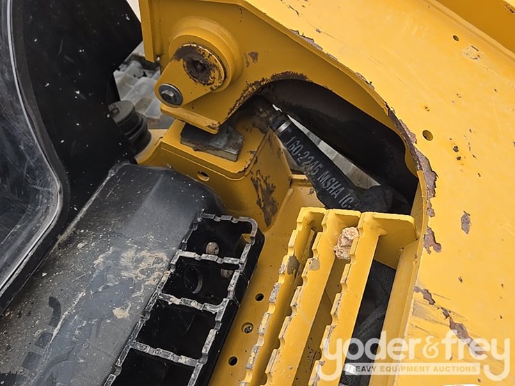 2022-caterpillar-299d3-image-13