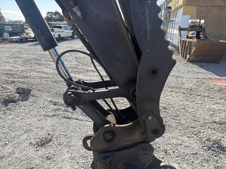 2013-deere-85d-image-39