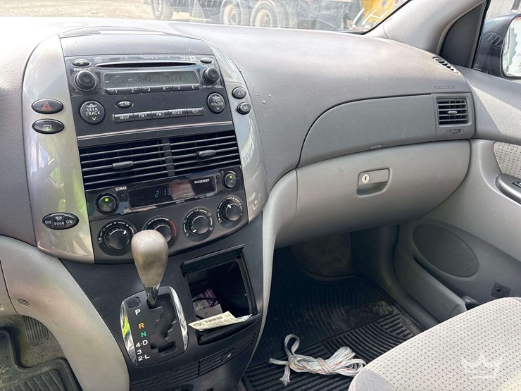 2008-toyota-sienna-image-16