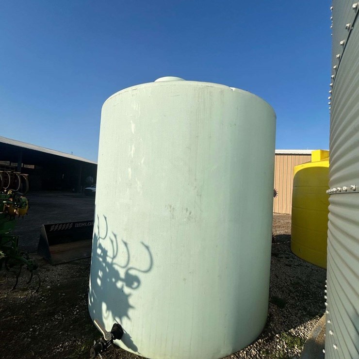 5,000 gal poly tank