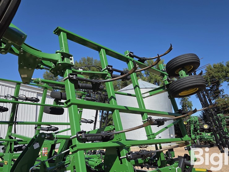 2022-john-deere-2430-image-15