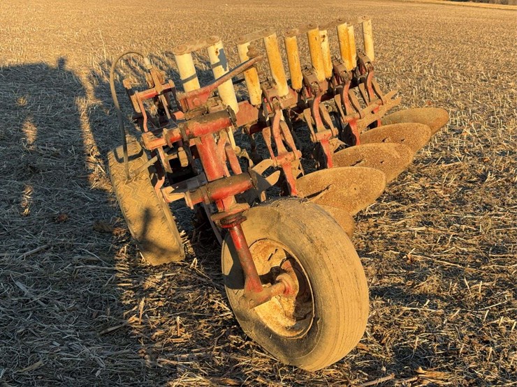 international-710-image-3