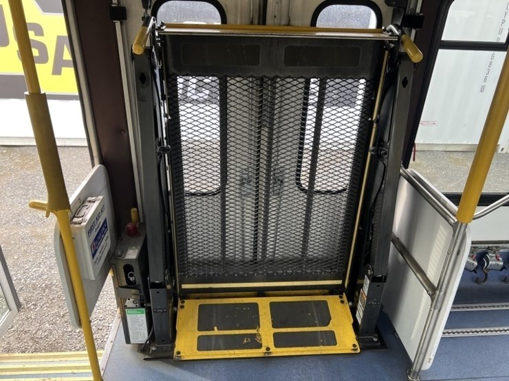 2015-chevrolet-express-paratransit-bus-image-21