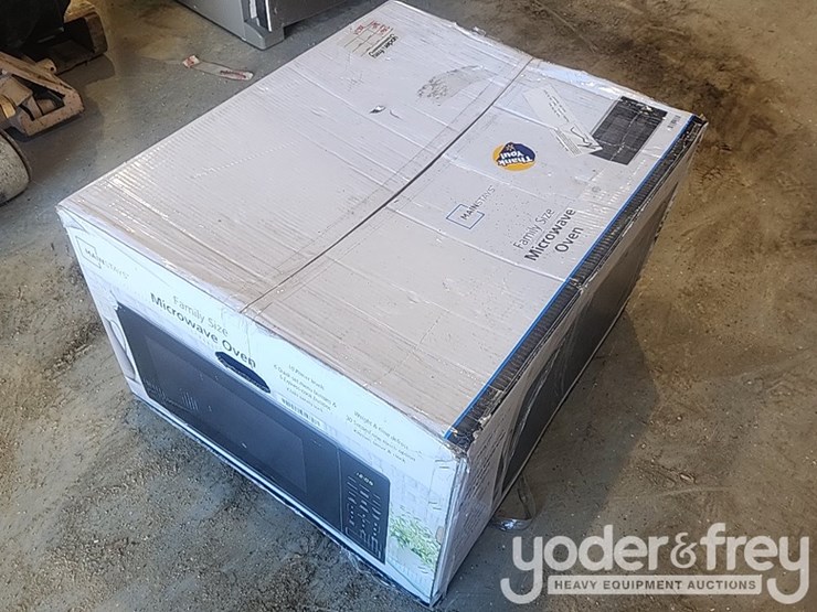 mainstays-family-size-microwave-image-1