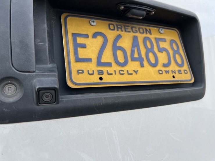 2015-gmc-savana-cargo-van-image-15