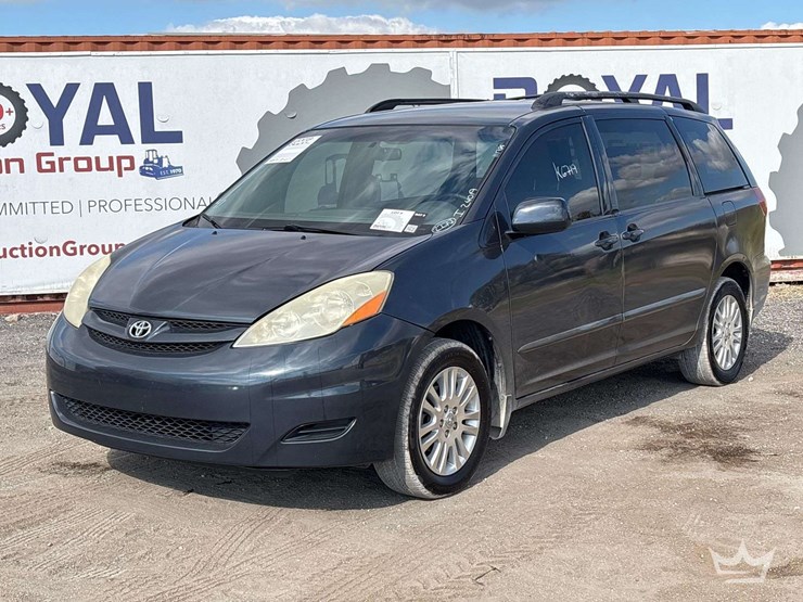 2008-toyota-sienna-image-1