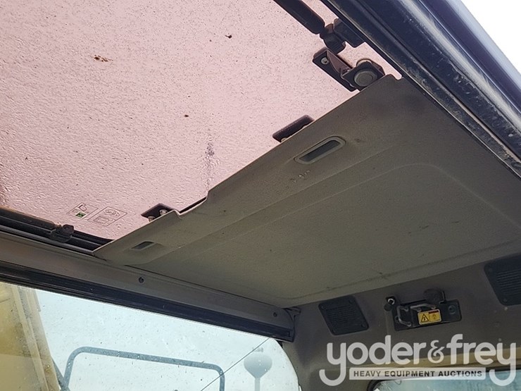 2016-caterpillar-320fl-image-33