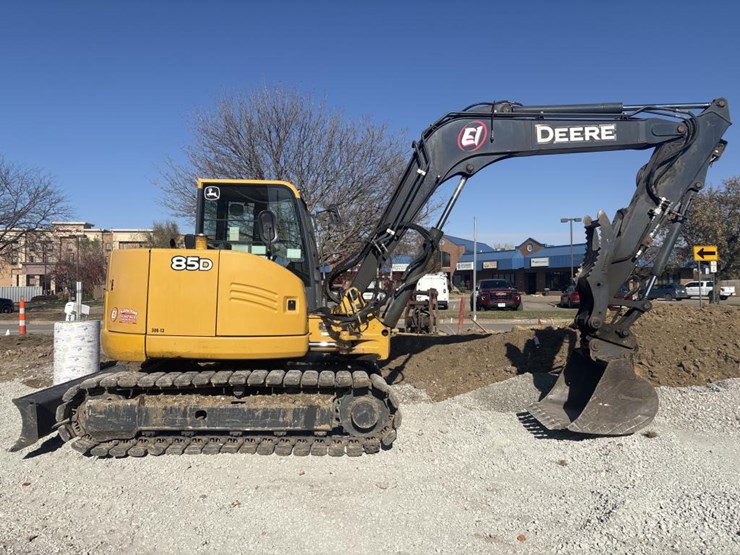 2013-deere-85d-image-5