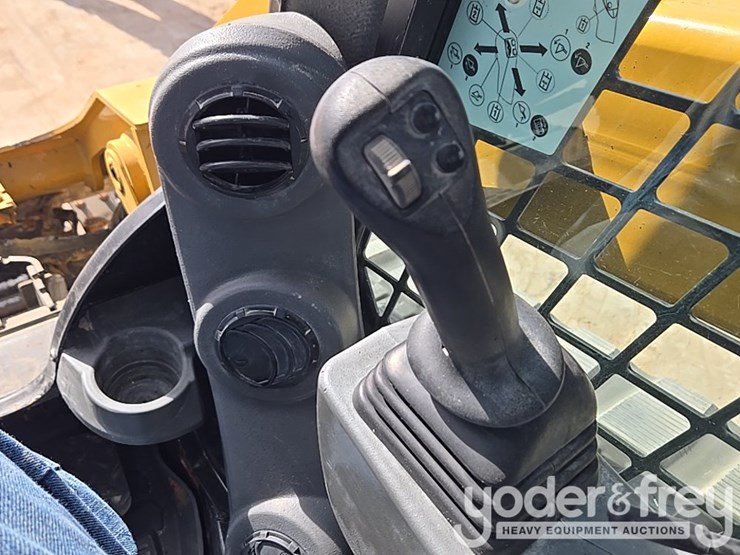 2021-caterpillar-289d3-image-55