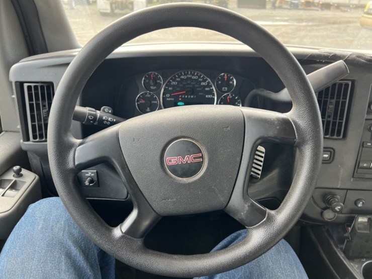 2015-gmc-savana-cargo-van-image-27