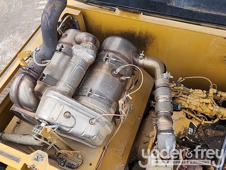 2016-caterpillar-320fl-image-15