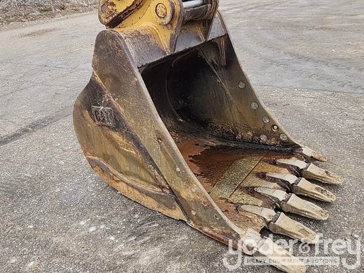 2016-caterpillar-320fl-image-29