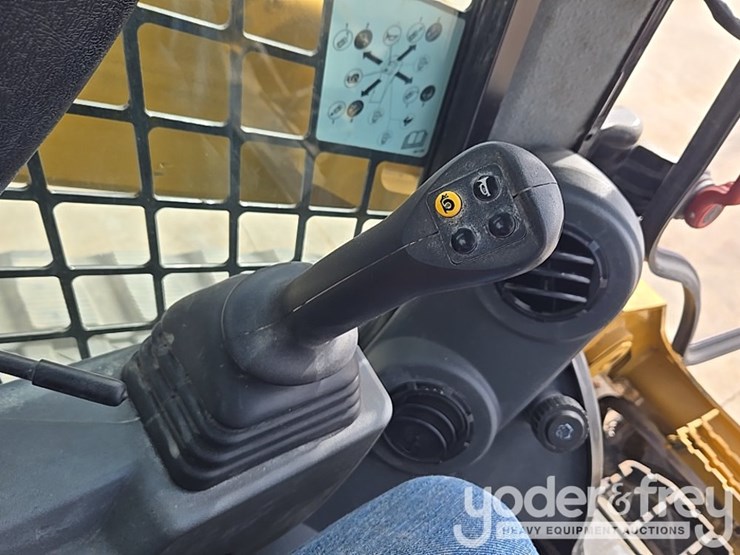 2021-caterpillar-289d3-image-54