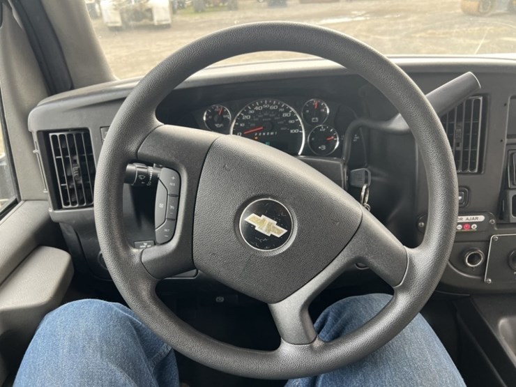 2015-chevrolet-express-paratransit-bus-image-28