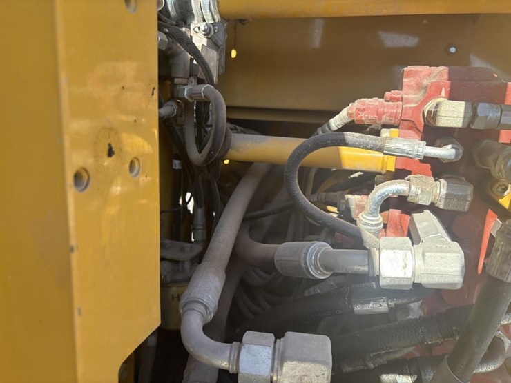 2013-deere-85d-image-17