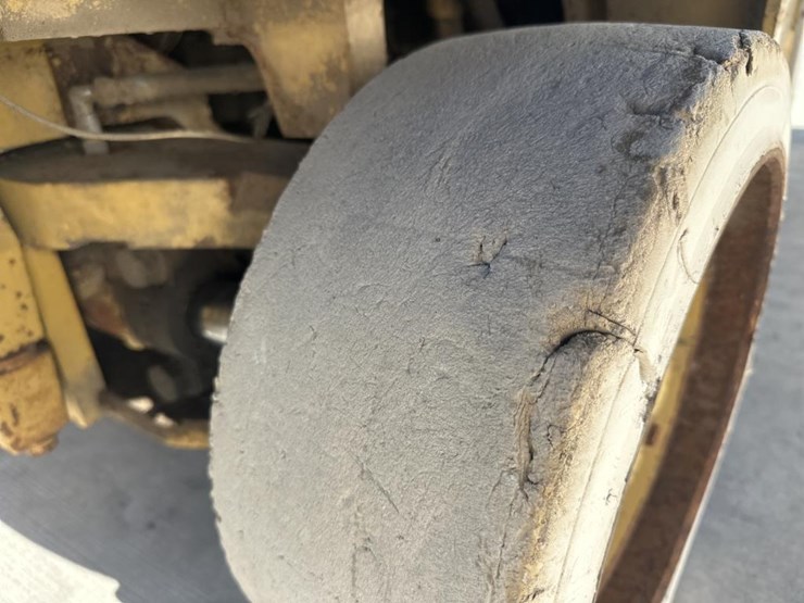 caterpillar-t80d-image-38