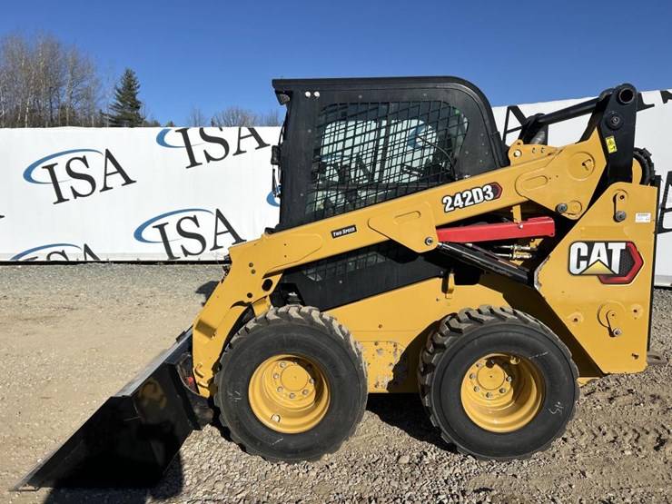 2022-caterpillar-242d3-image-2