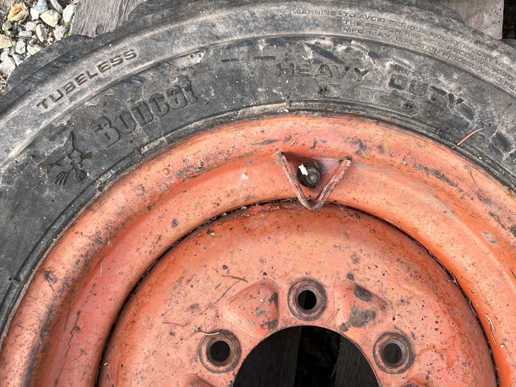 #3124-•-bobcat-skidsteer-wheel-and-tire-image-4