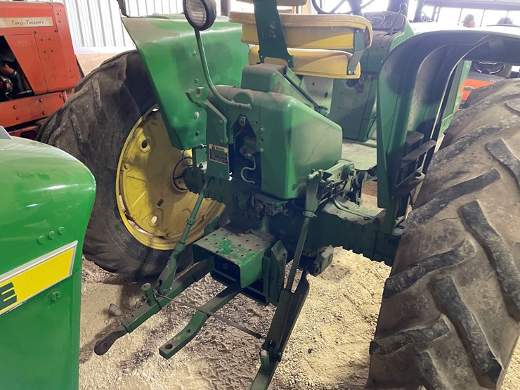 john-deere-3010-image-4