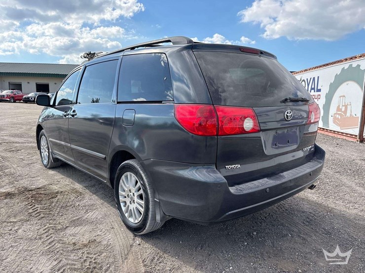 2008-toyota-sienna-image-3